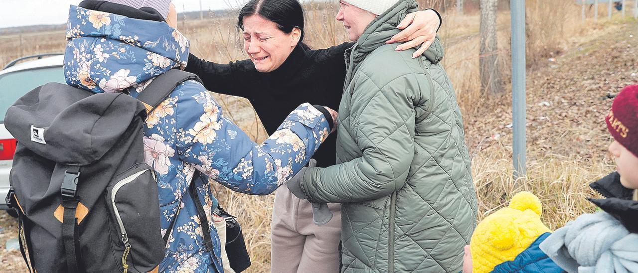 Una familia ucraniana se despide debido a la invasión de Rusia.