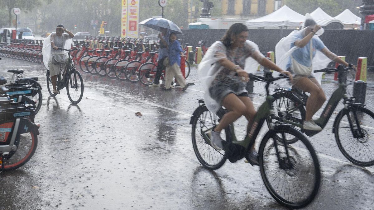 El Port Olímpic de Barcelona vive uno de los días con más lluvia desde que hay registros