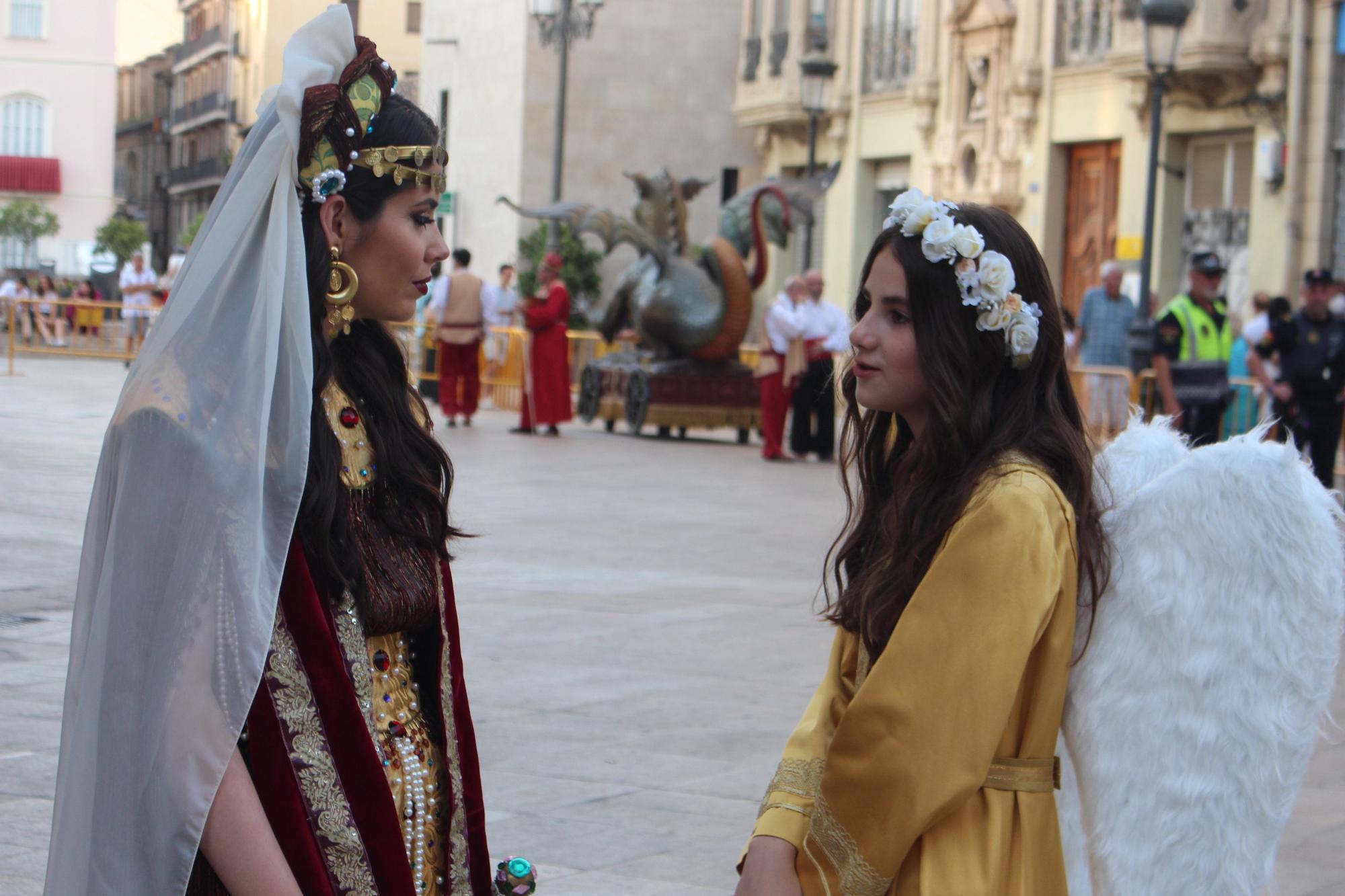 Carmen, Nerea, la reina de Saba y el Ángel del Desierto, en la procesión del Corpus