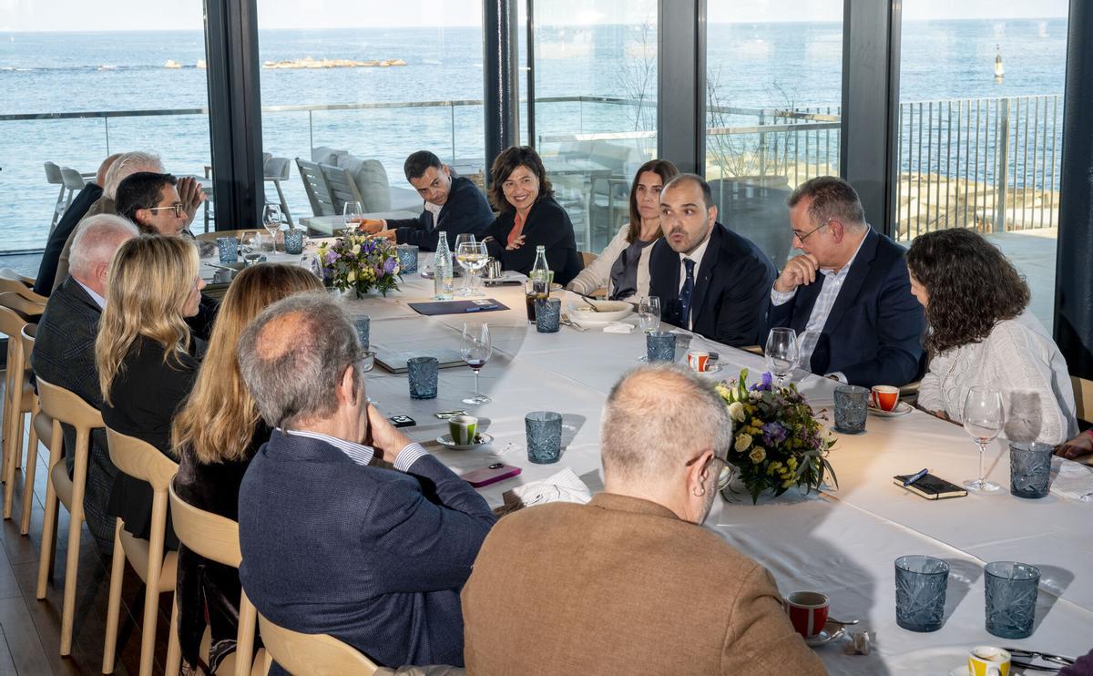 Reunión del comité editorial de El Periódico en el restaurante El Cangrejo Loco en el balcón gastronómico del Port Olímpic, con presencia del conseller de presidència, Albert Dalmau, junto al director de El Periódico, Albert Sáez, y la directora adjunta, Gemma Martínez, entre otros. Fotografía de Jordi Cotrina