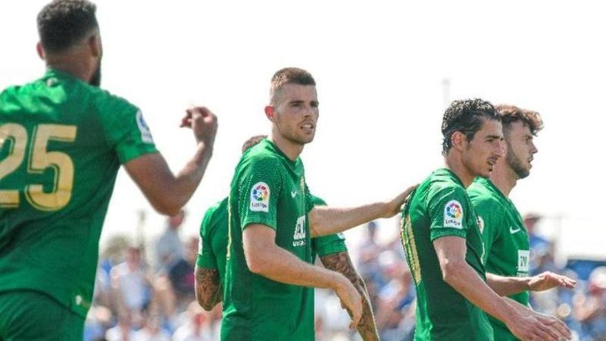 Los jugadores del Elche celebran un gol