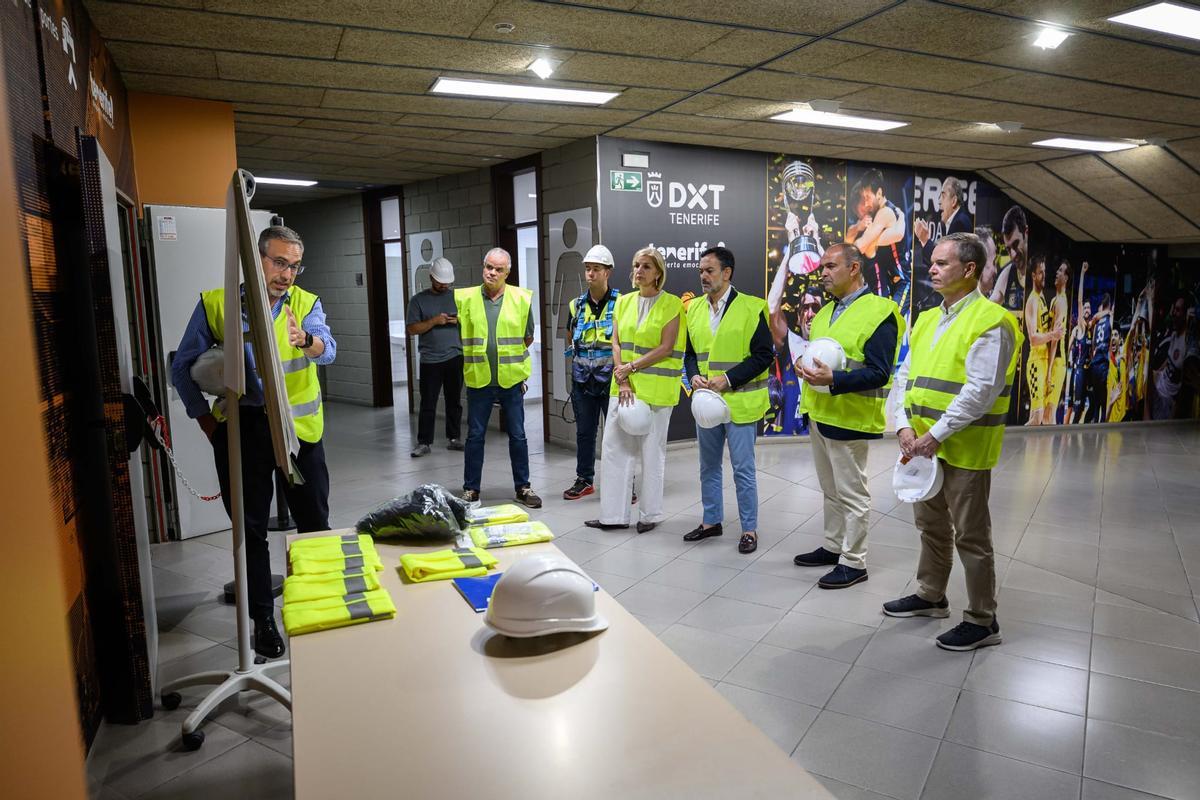 Los técnicos, explican el estado de lasobras.