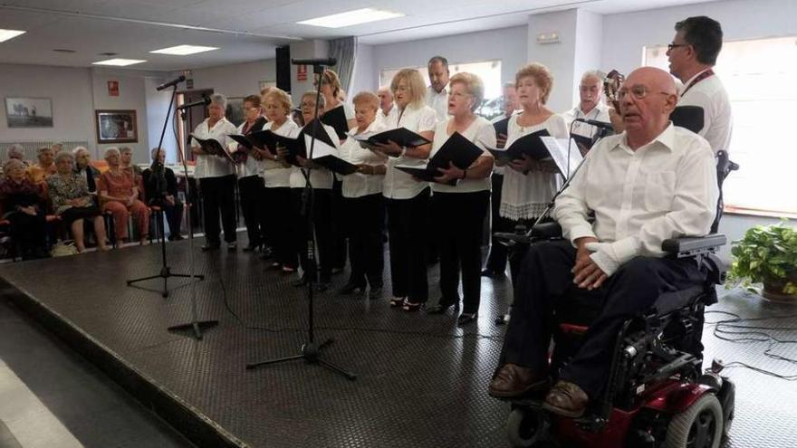 Actuación del coro en la inauguración del Programa de Envejecimiento Activo, en San Lázaro.