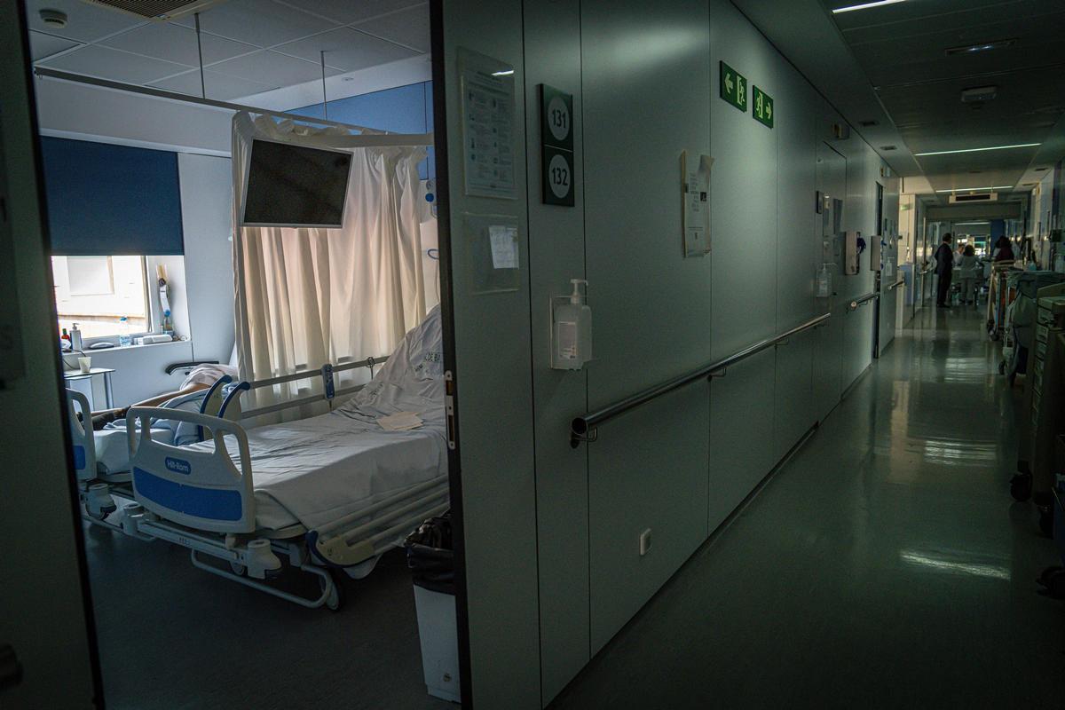 El Hospital Clínic, a oscuras por el apagón eléctrico este lunes.