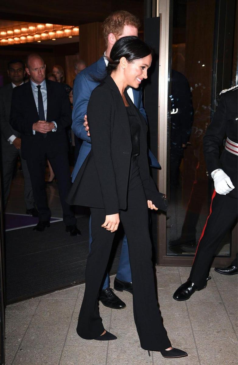 Meghan Markle con traje de chaqueta en color negro