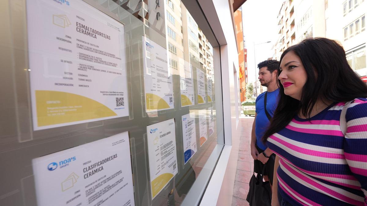 Desde la empresa de selección de personal, Grupo Noa’s, constatan el repunte de ofertas de empleo en la cerámica, que exponen en la fachada de su oficina en la calle Herrero de Castelló.