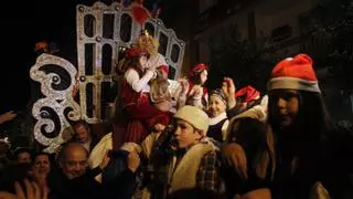 La Cabalgata de Reyes Magos de Ciudad Jardín tira la casa por la ventana: 1.000 kilos de caramelos y 10.000 juguetes