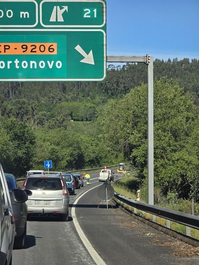 Las obras de "parcheado" en la vía rápida de Sanxenxo, entre la Autovía do Salnés y A Lanzada, están provocando importantes trastornos.