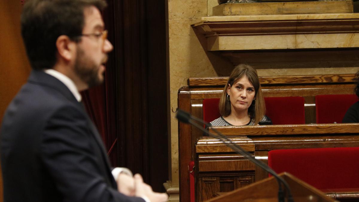 El 'president' Pere Aragonès y la líder de los 'comuns', Jéssica Albiach, en el hemiciclo del Parlament, en una foto de archivo.