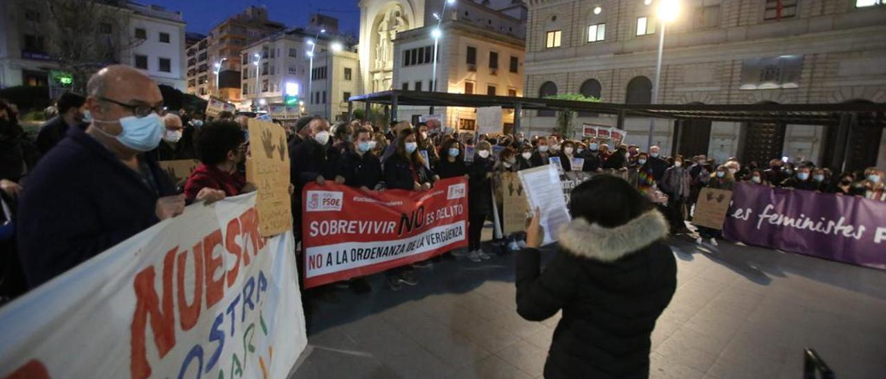 Más de un centenar de personas muestran su rechazo a la ordenanza de mendicidad del Ayuntamiento de Alicante