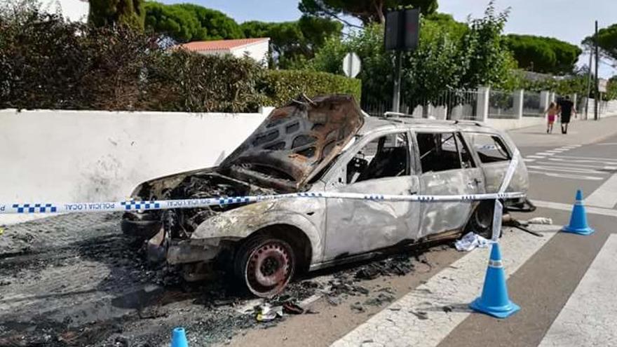 El cotxe incendiat a l&#039;Escala