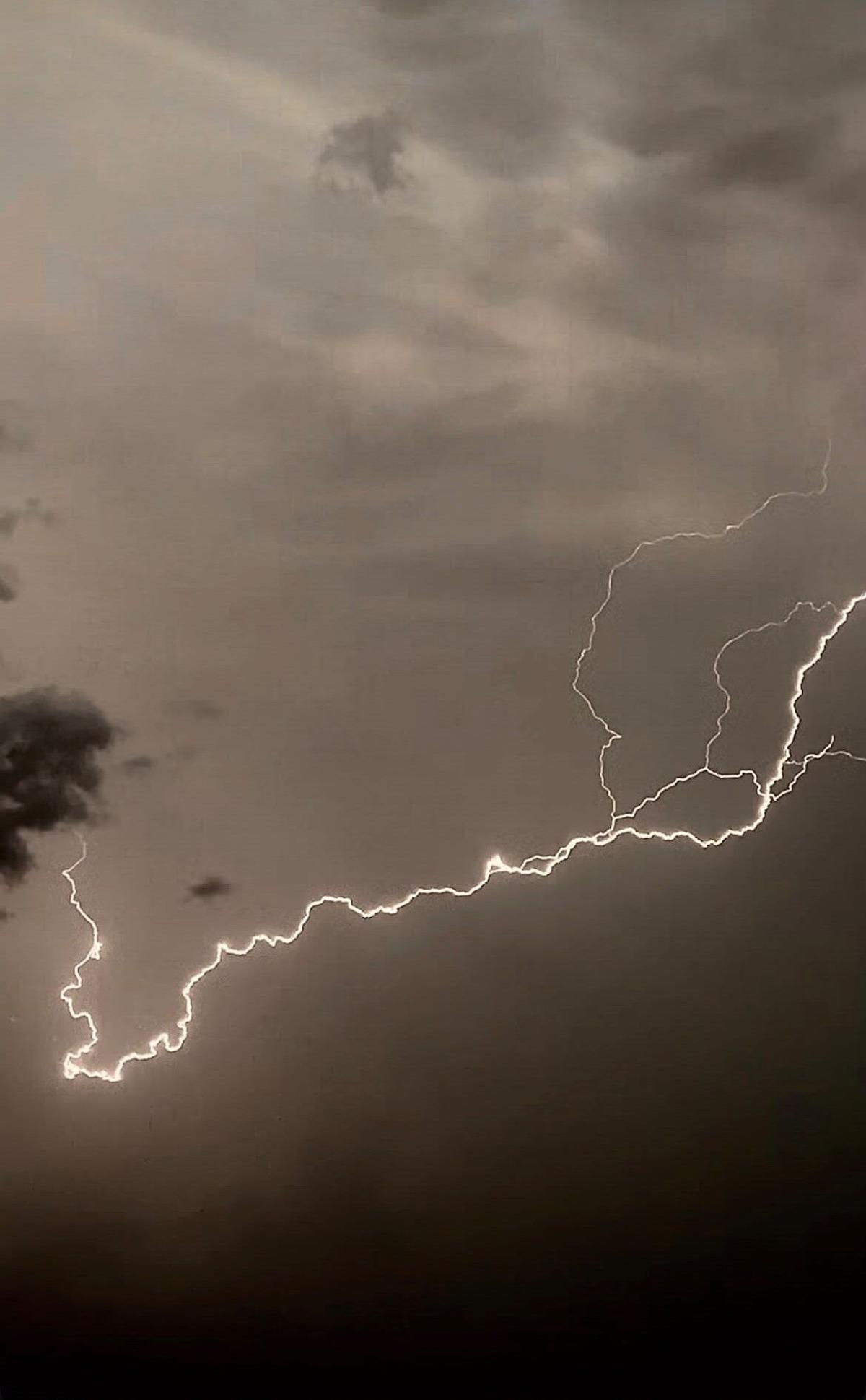 La tormenta eléctrica de este sábado dejó varias imágenes llamativas, especialmente debido al granizo, que llegó a ocasionar algún daño.