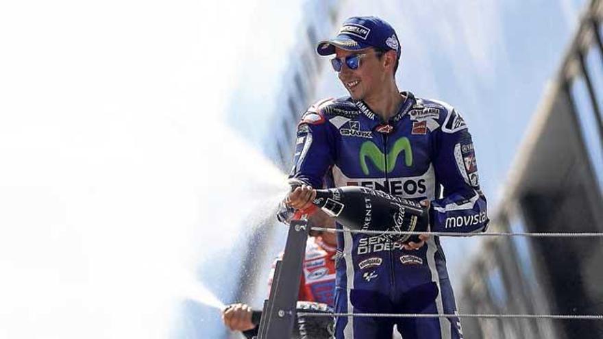 Lorenzo baña en ´champagne´ a su equipo desde el podio de Spielberg.