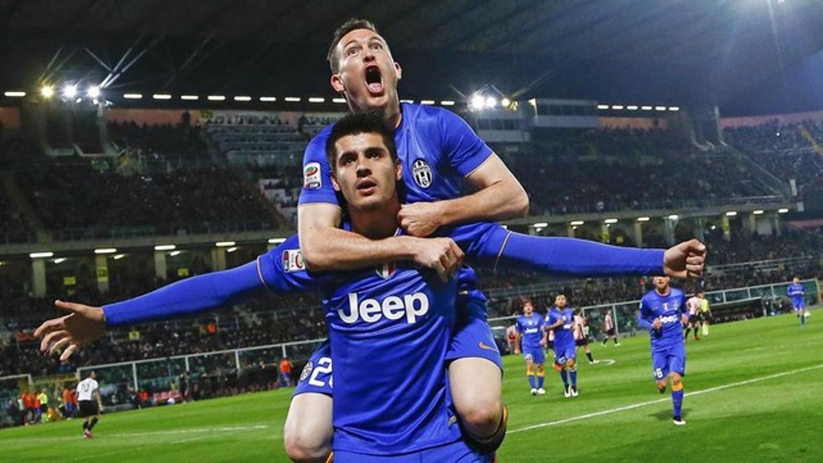 Lichtsteiner se encarama sobre Morata tras marcar el exmadridista al Palermo.