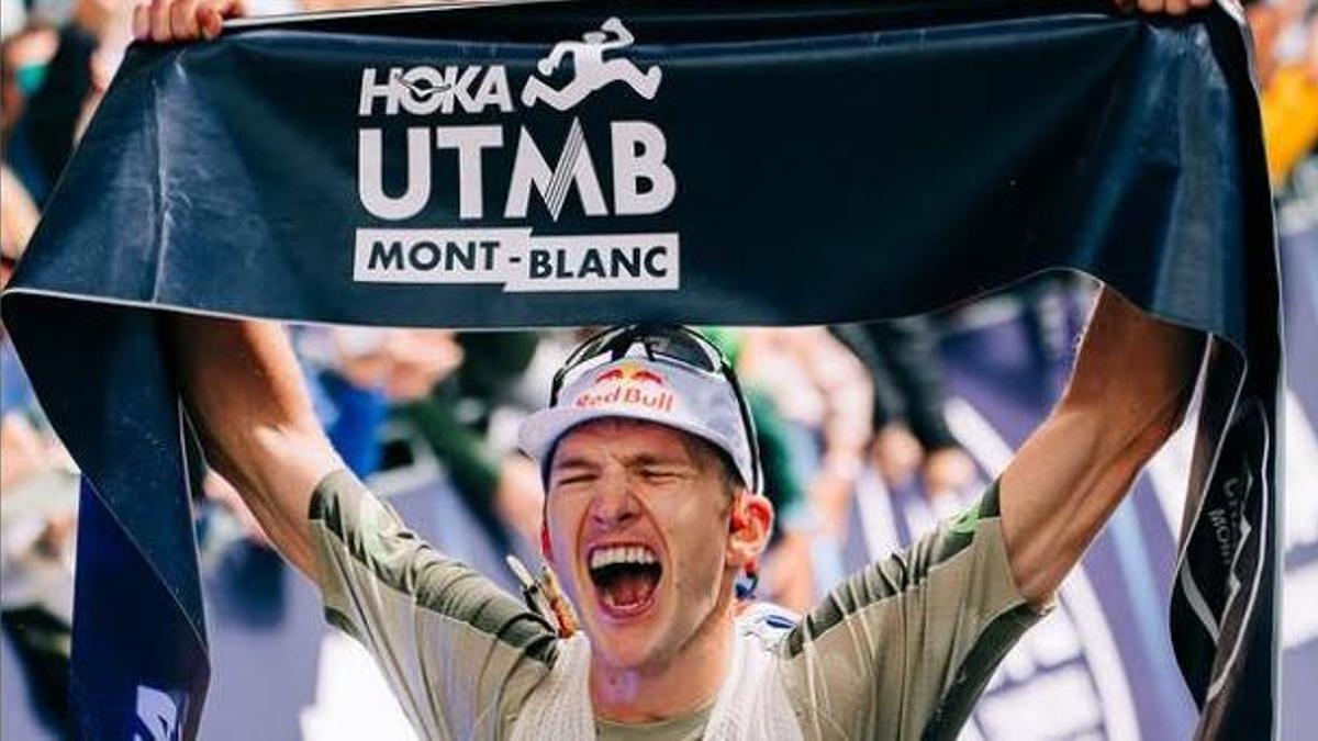 Tom Evans celebrando su victoria en Chamonix
