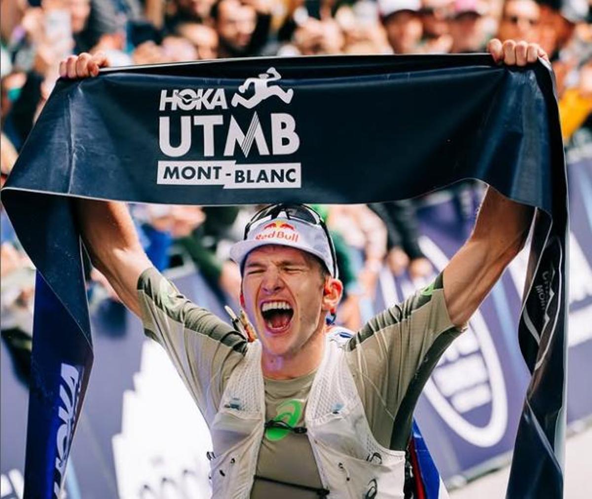 Tom Evans celebrando su victoria en Chamonix