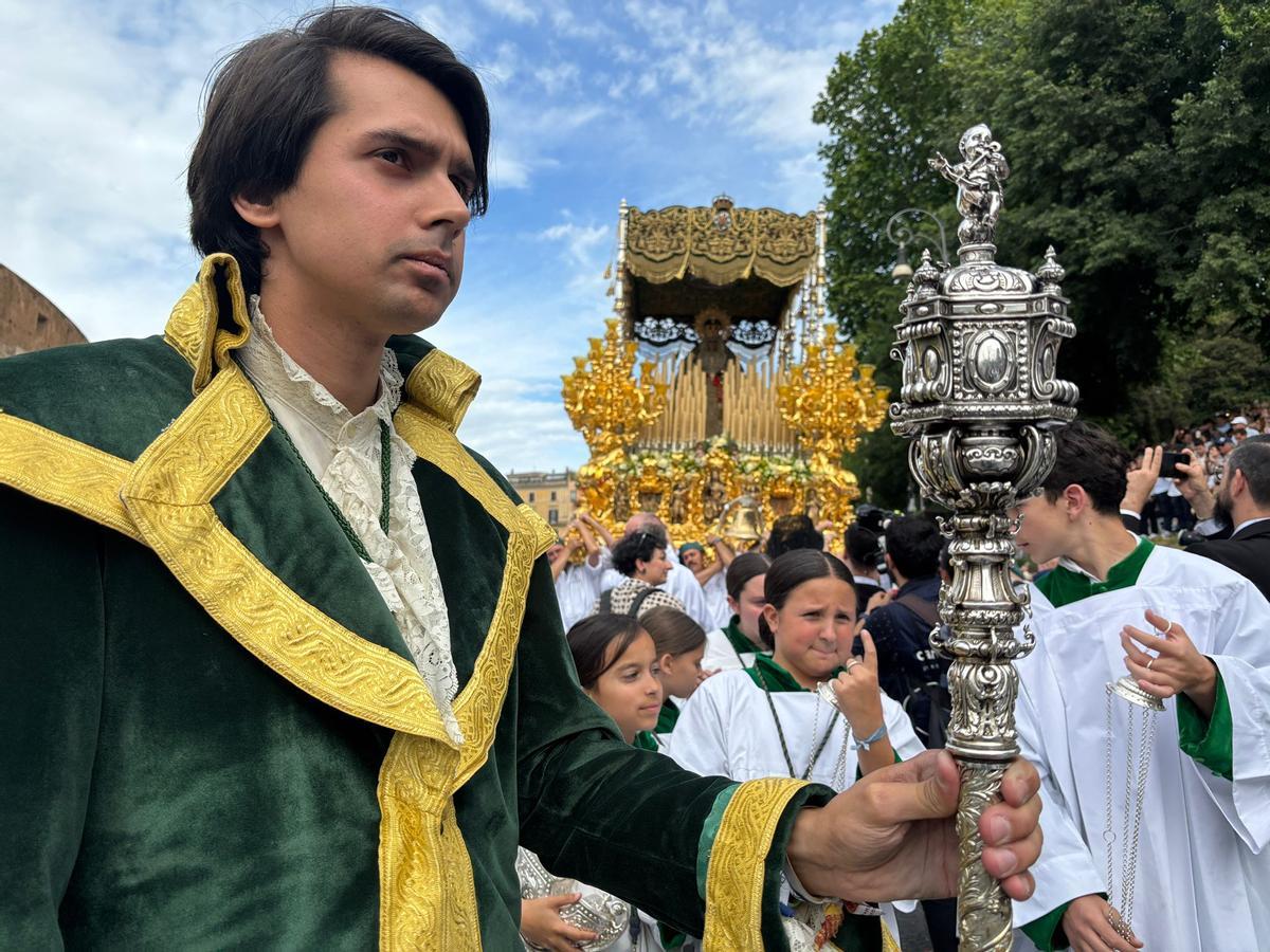 Nueva pértiga estrenada por la Esperanz en Roma, con diseño de Eloy Téllez.