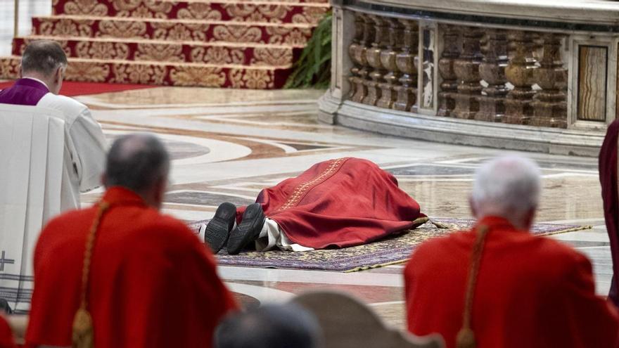 El Papa León XIV reza tendido en el suelo de la basílica vaticana por la Pasión de Cristo