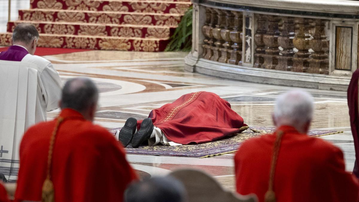 El Papa León XIV reza tendido en el suelo de la basílica vaticana por la Pasión de Cristo