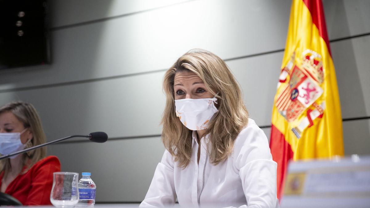 La vicepresidenta segona i ministra de Treball, Yolanda Díaz, a la reunió amb sindicats i patronal sobre l&#039;augment de l&#039;SMI