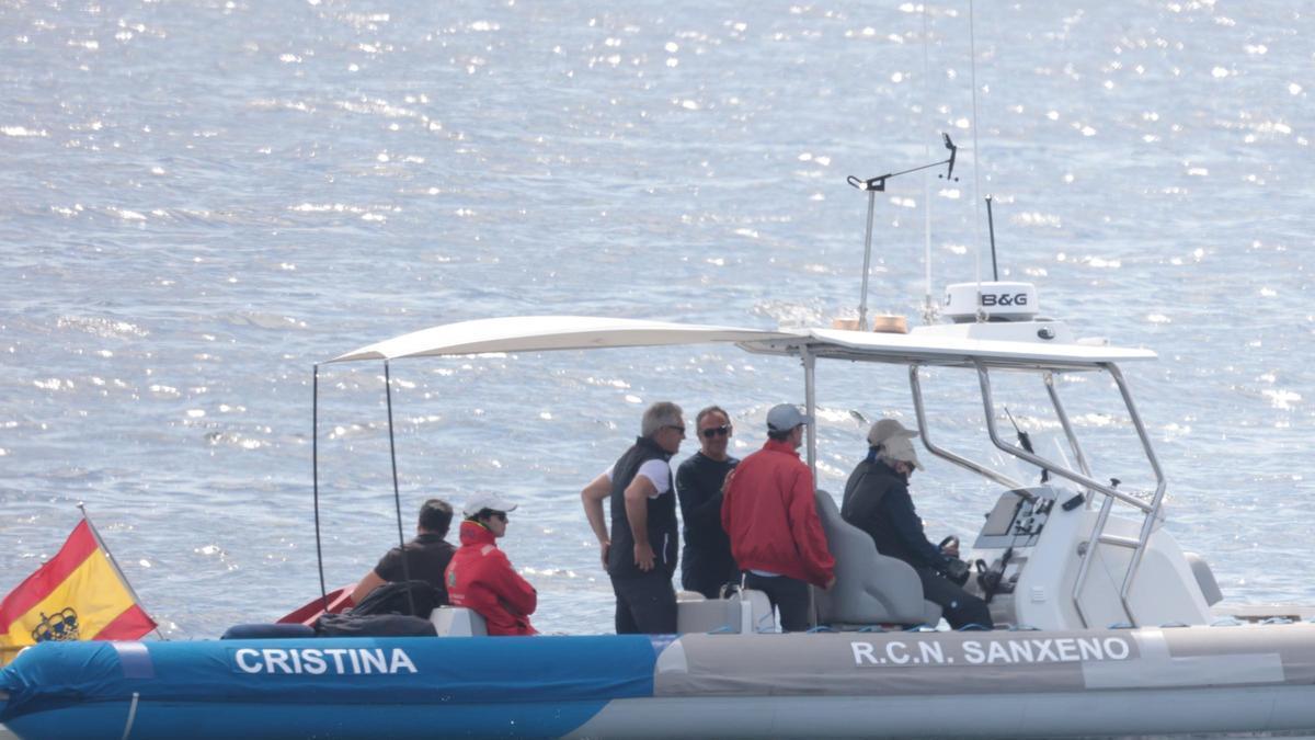 El Rey Juan Carlos, plan de domingo en Sanxenxo al margen del Bribón pero muy cerca de la acción