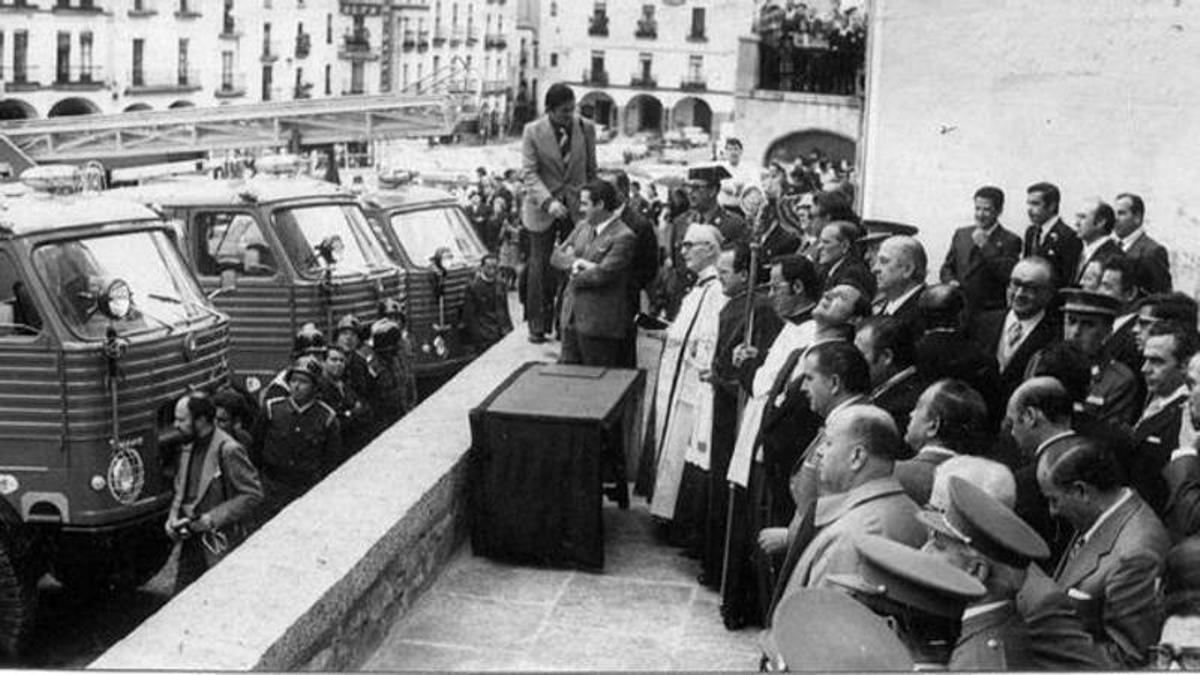 Llopis en una bendición de camiones de bomberos en la plaza Mayor.