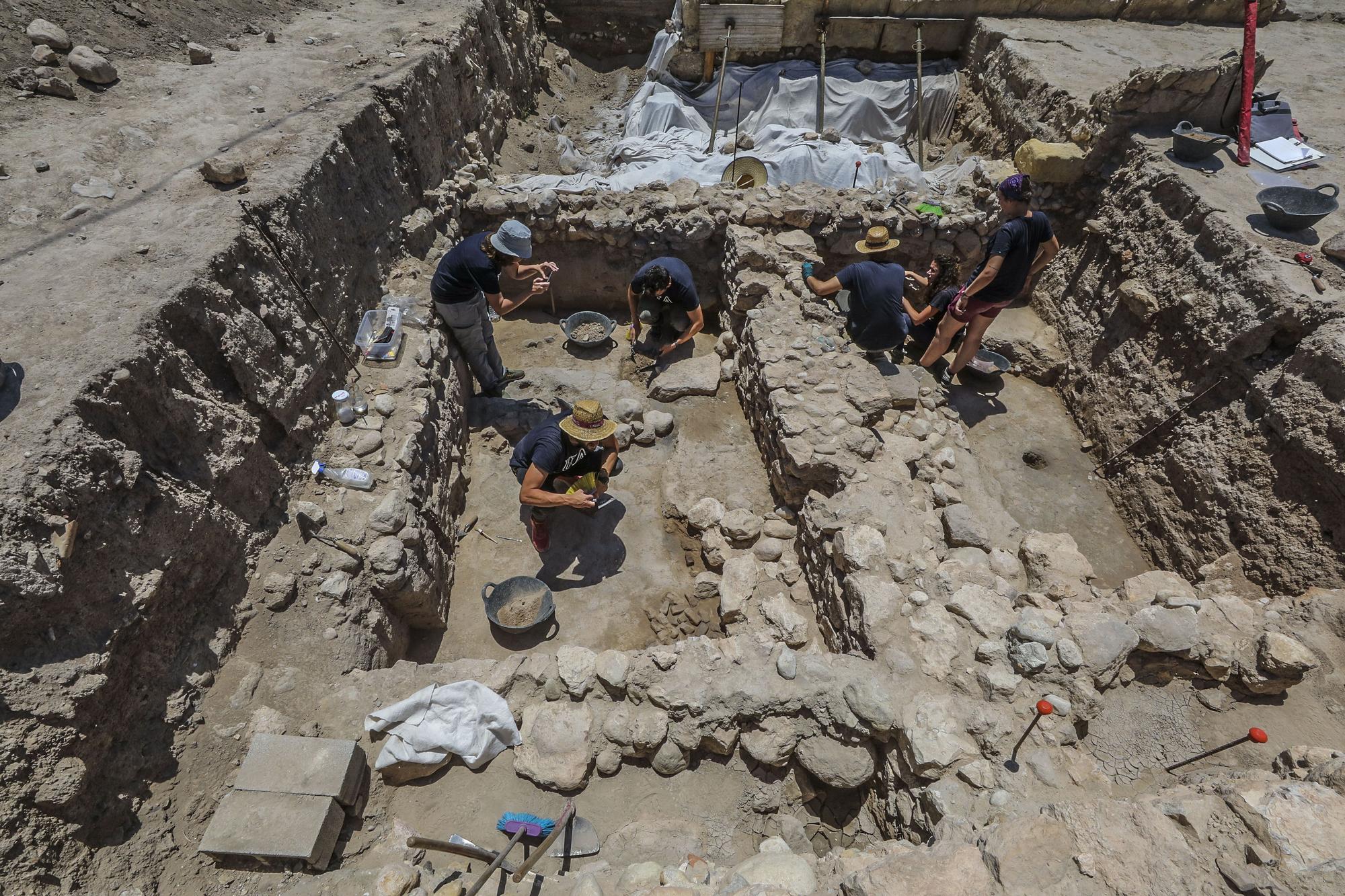 Primeras casas íberas halladas en las excavaciones en el yacimiento de La Alcudia en Elche