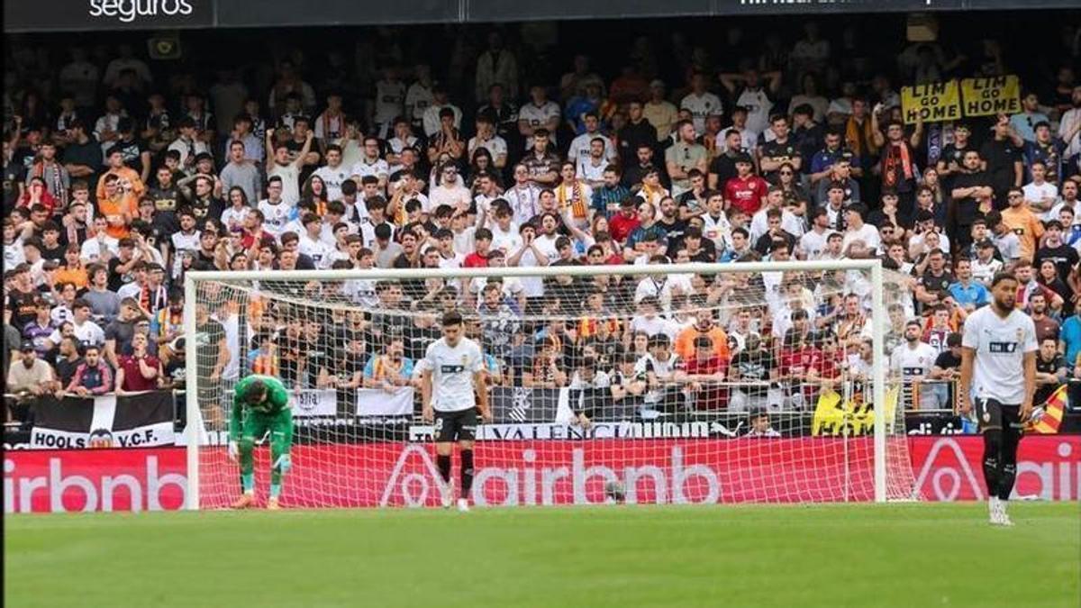 Decepción tras el partido disputado en Mestalla entre el Valencia CF y el Atlético de Madrid