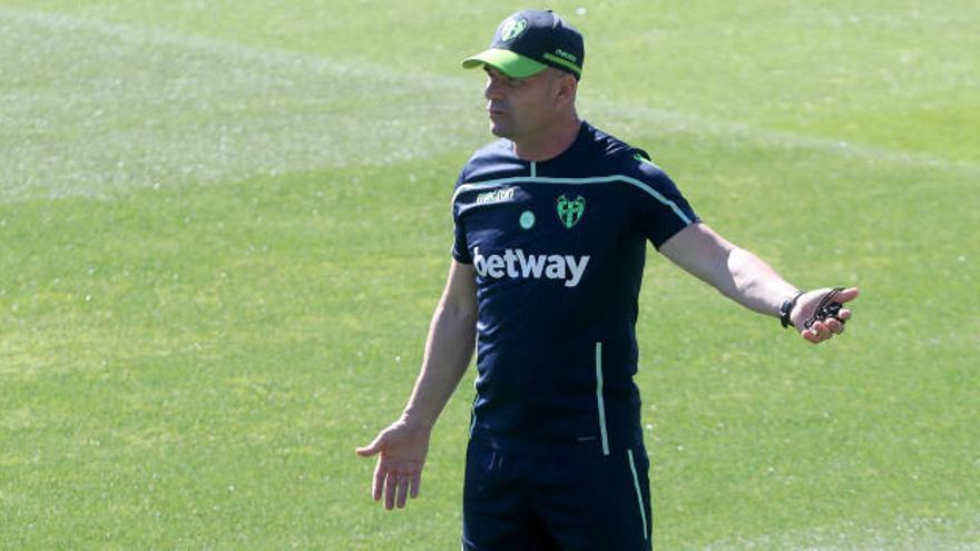 Paco López, en el entrenamiento de este viernes.