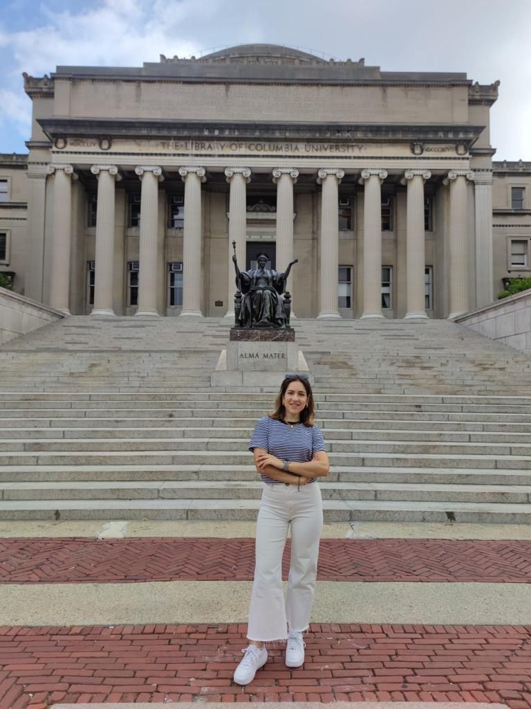 La investigadora estradense Paula Rodríguez Villamayor, ante la Low Memorial Library de la Universidad de Columbia