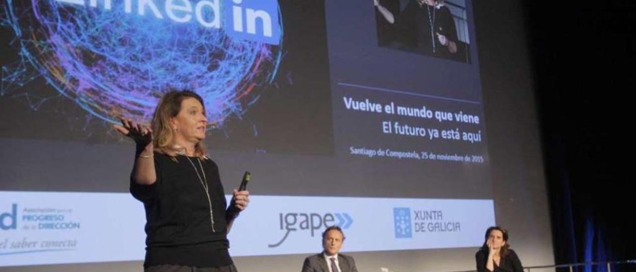 En primer plano, Sarah Harmon, directora en España de Linkedin, en la jornada de APD. // Xoán Álvarez