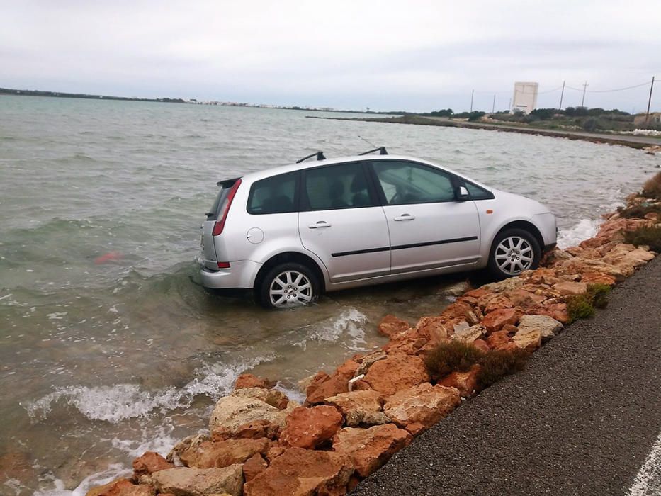 Dos coches caen al agua en s'Estany Pudent