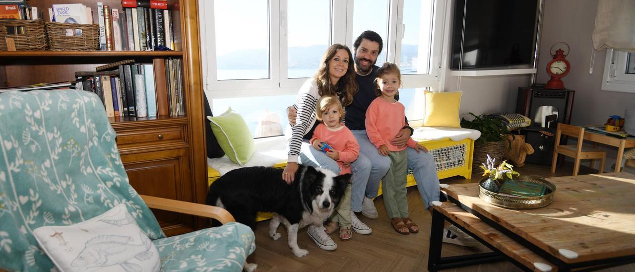 Francisco Calvo con su familia en su vivienda en Combarro.