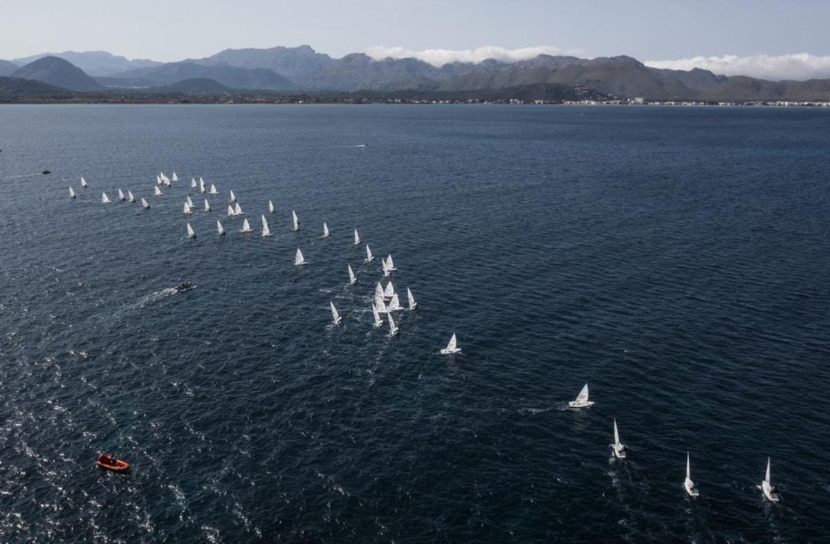 Imagen aérea de una regata de ILCA en la Bahía de Pollença.