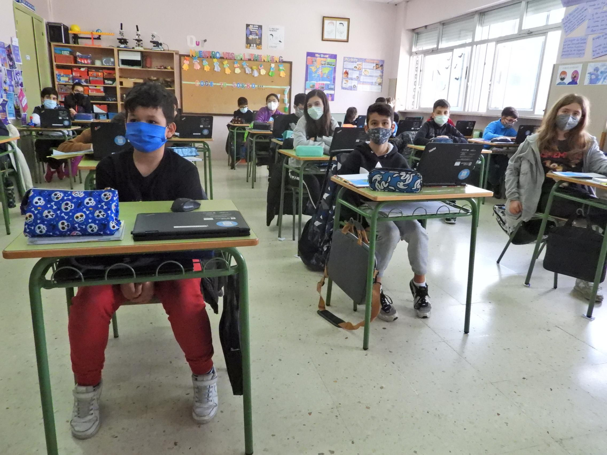 Alumnos de 6º de Primaria del CEIP Mestre Vide, ayer en clase. // FERNANDO CASANOVA