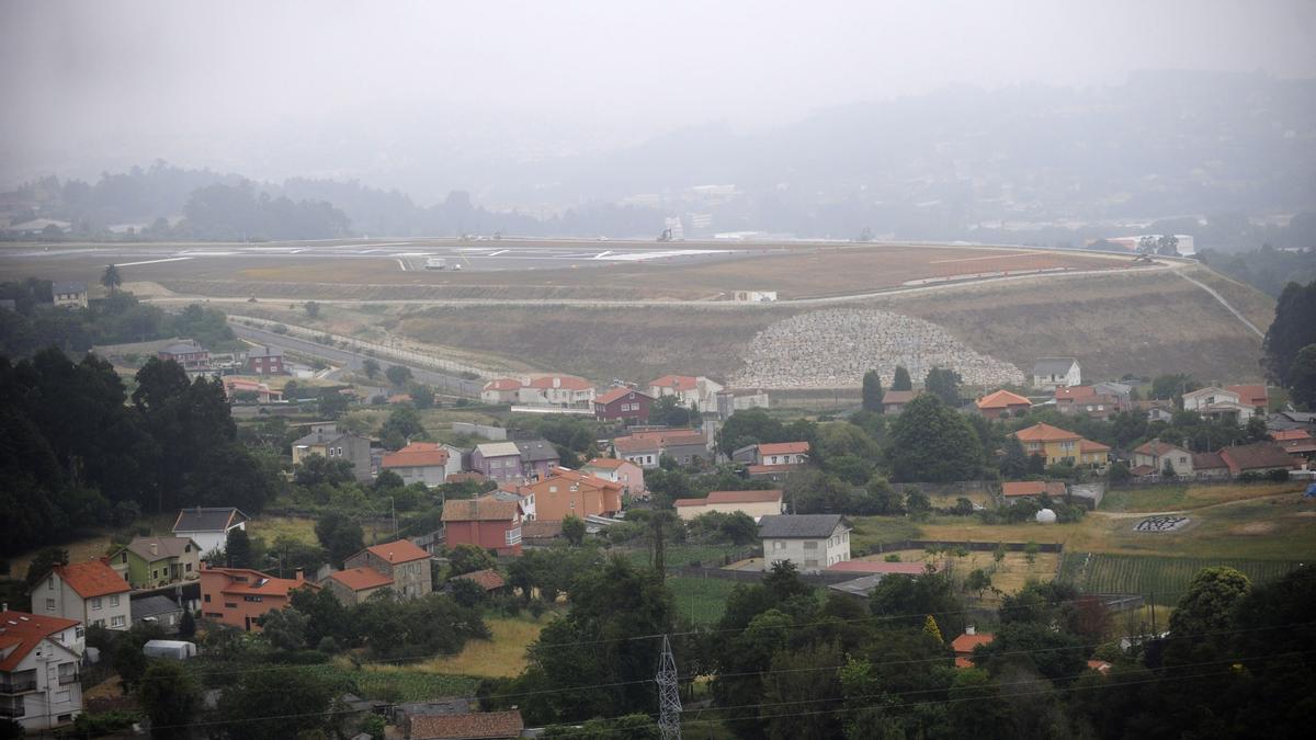 Pista de Alvedro y su entorno, durante las obras de ampliación, en 2015.