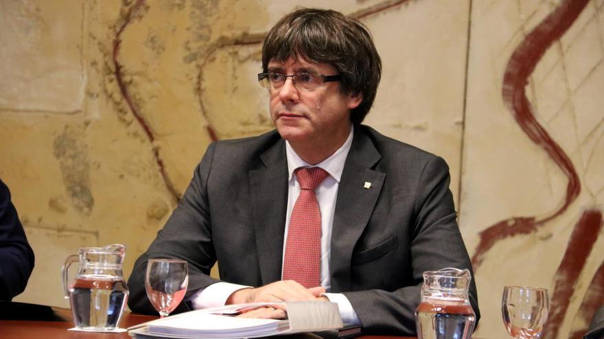 Pla mig del president de la Generalitat, Carles Puigdemont, amb posat seriós a la taula del Consell Executiu d&#039;aquesta setmana