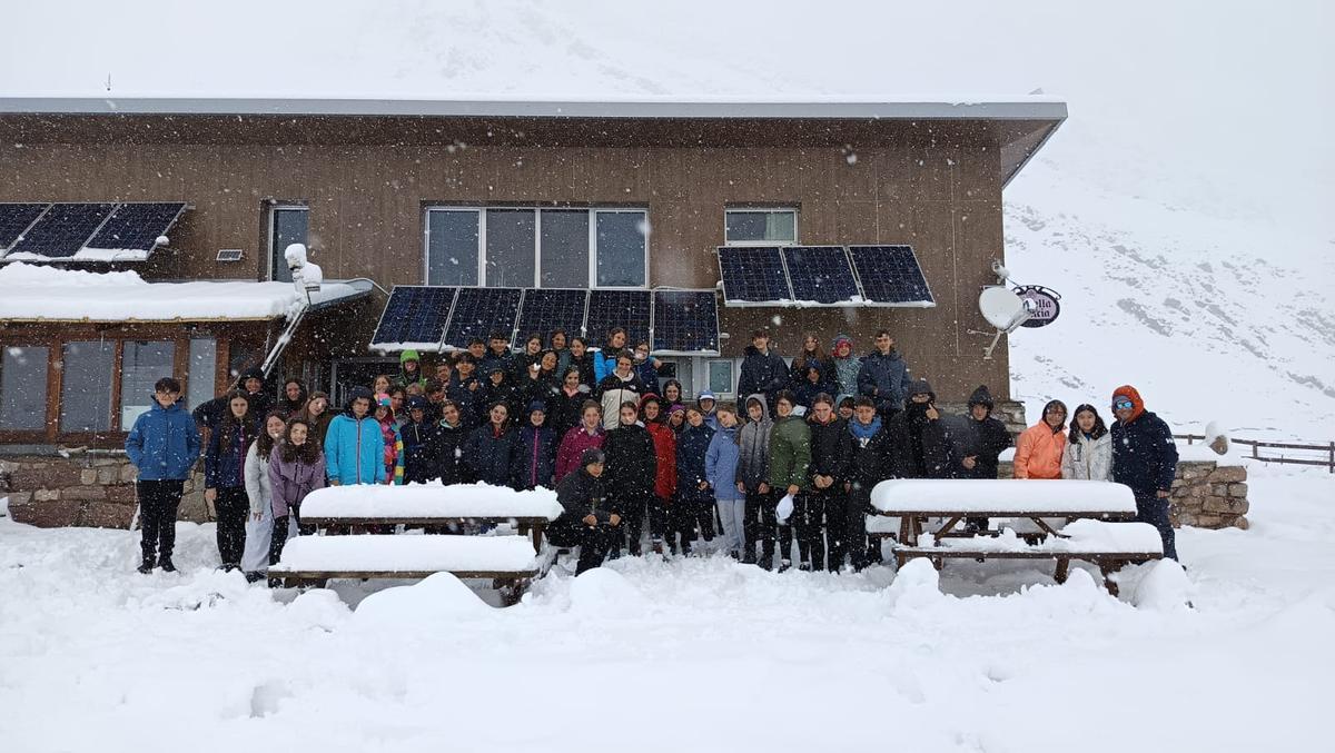 Los estudiantes del IES Río Nora, ante el Refugio del Meicín.