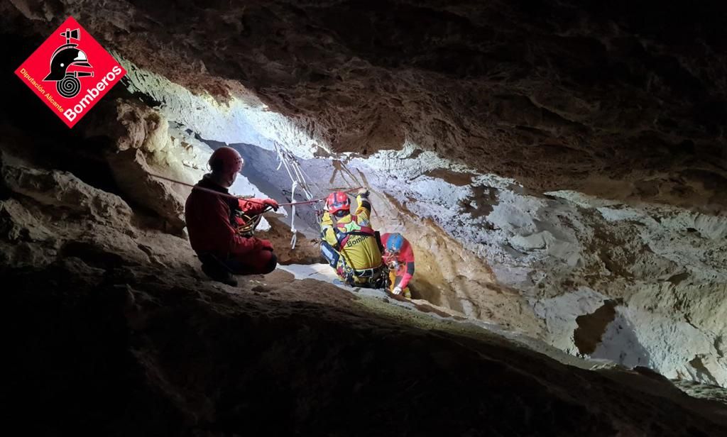 Así ha sido el duro rescate para atender a un escalador lesionado en una cueva de Monóvar