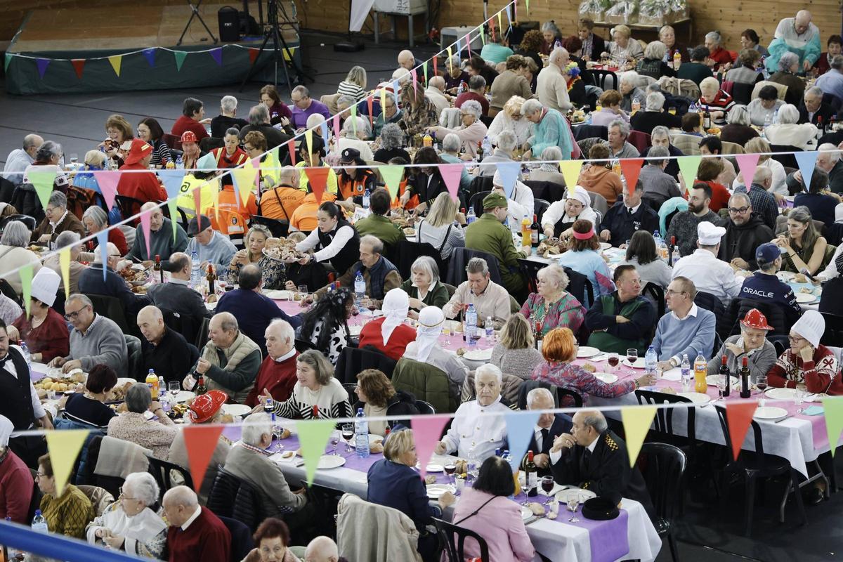 Tributo a los mayores de Ames con más de mil kilos de cocido y música