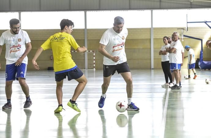 LAS PALMAS DE GRAN CANARIA. Fernando Clavijo participa junto a candidatos de la formación nacionalista y de otras fuerzas políticas en el partido de fútbol sala ?Una goleada al fracaso? organizado por el Club Deportivo Evangélico.  | 16/05/2019 | Fotógrafo: José Pérez Curbelo