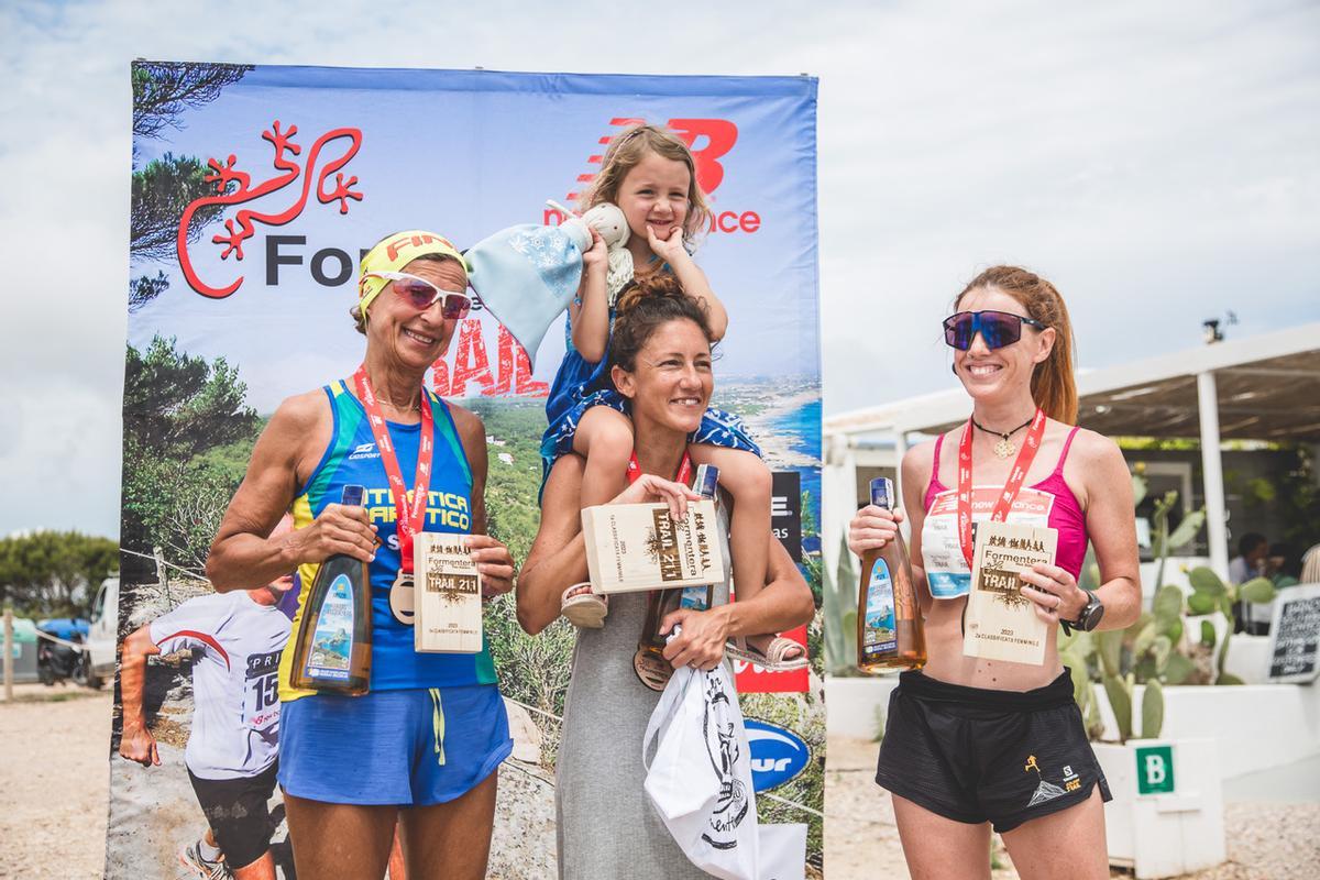 Sara Carducci, en el podio como vencedora en la prueba de 21K.