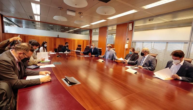 Reunión del concejal de Urbanismo de Santa Cruz, Carlos Tarife, con los representantes de los supermercados