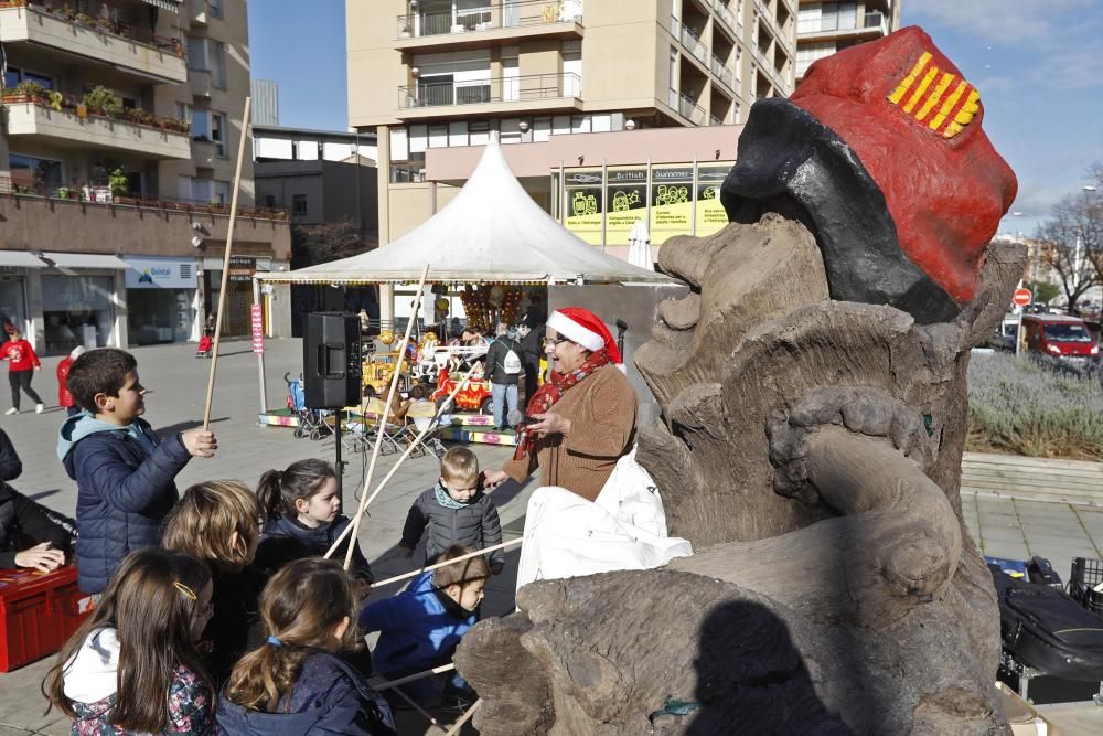 Els infants fan cagar el tió a la plaça Salvador Espriu de Girona