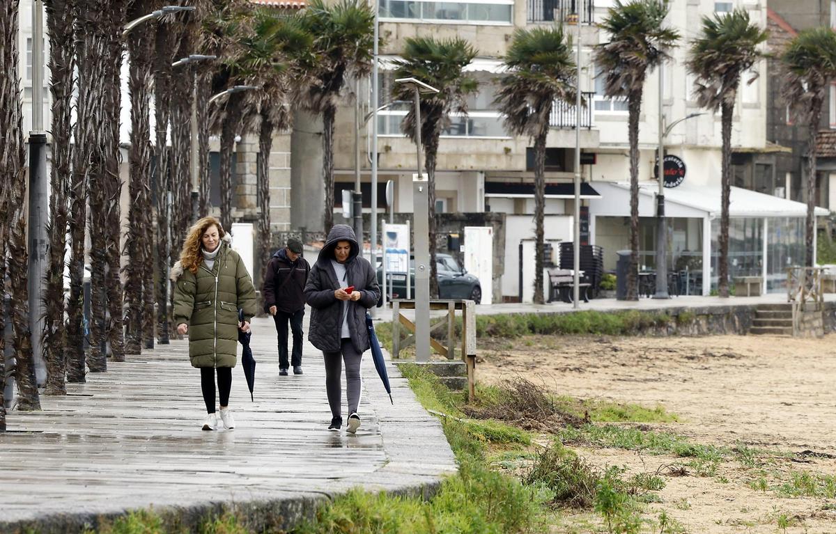 Dos personas en el paseo de Panxón esta mañana.