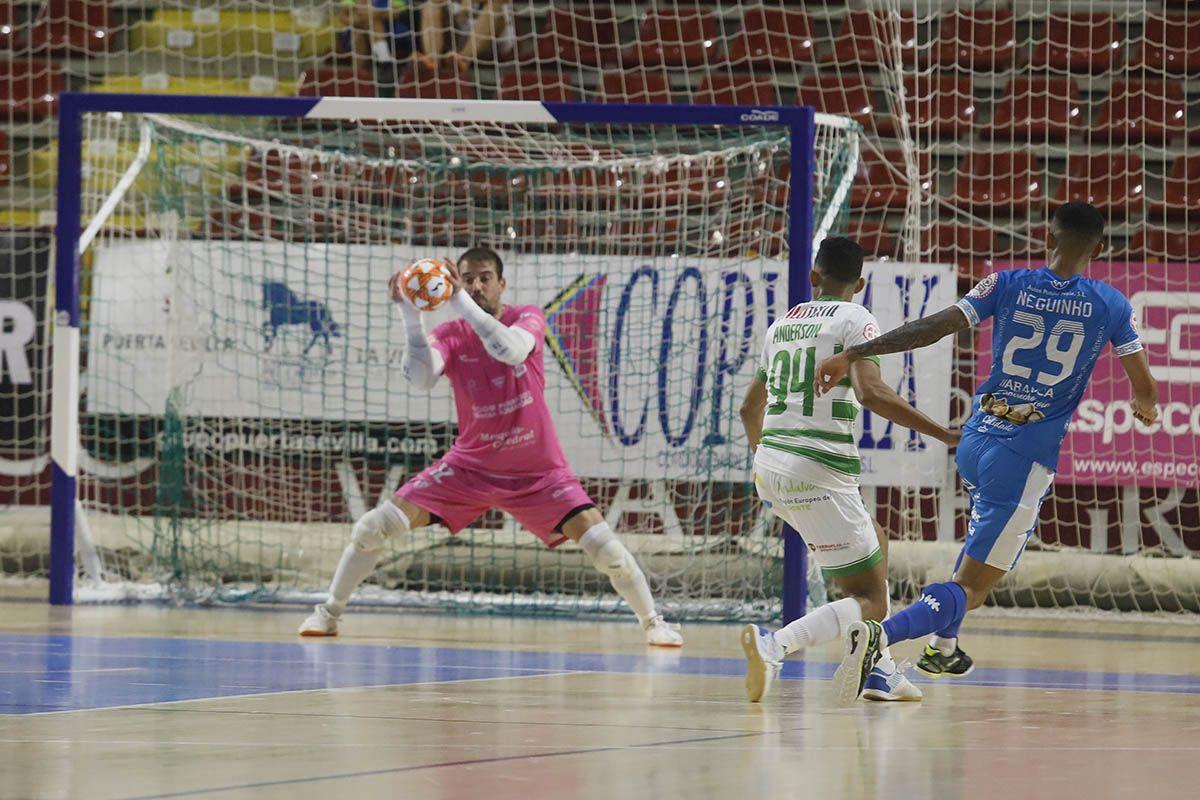 Fabio realiza una parada a Neginho durante el cruce de la primera jornada del pasado curso.