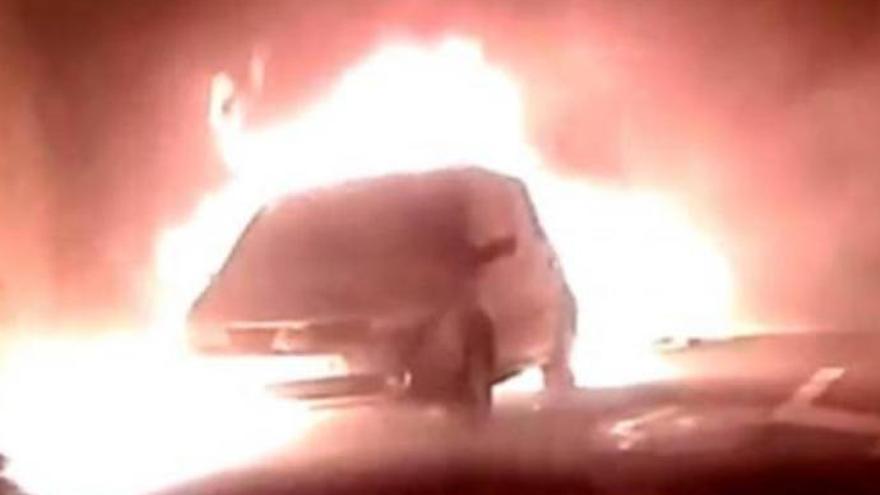 Arden varios coches de madrugada en Cruce de Sardina