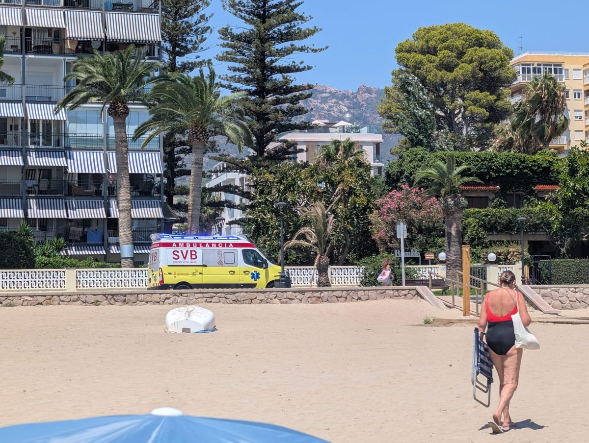 Una de las ambulancias movilizadas para asistir al varón.
