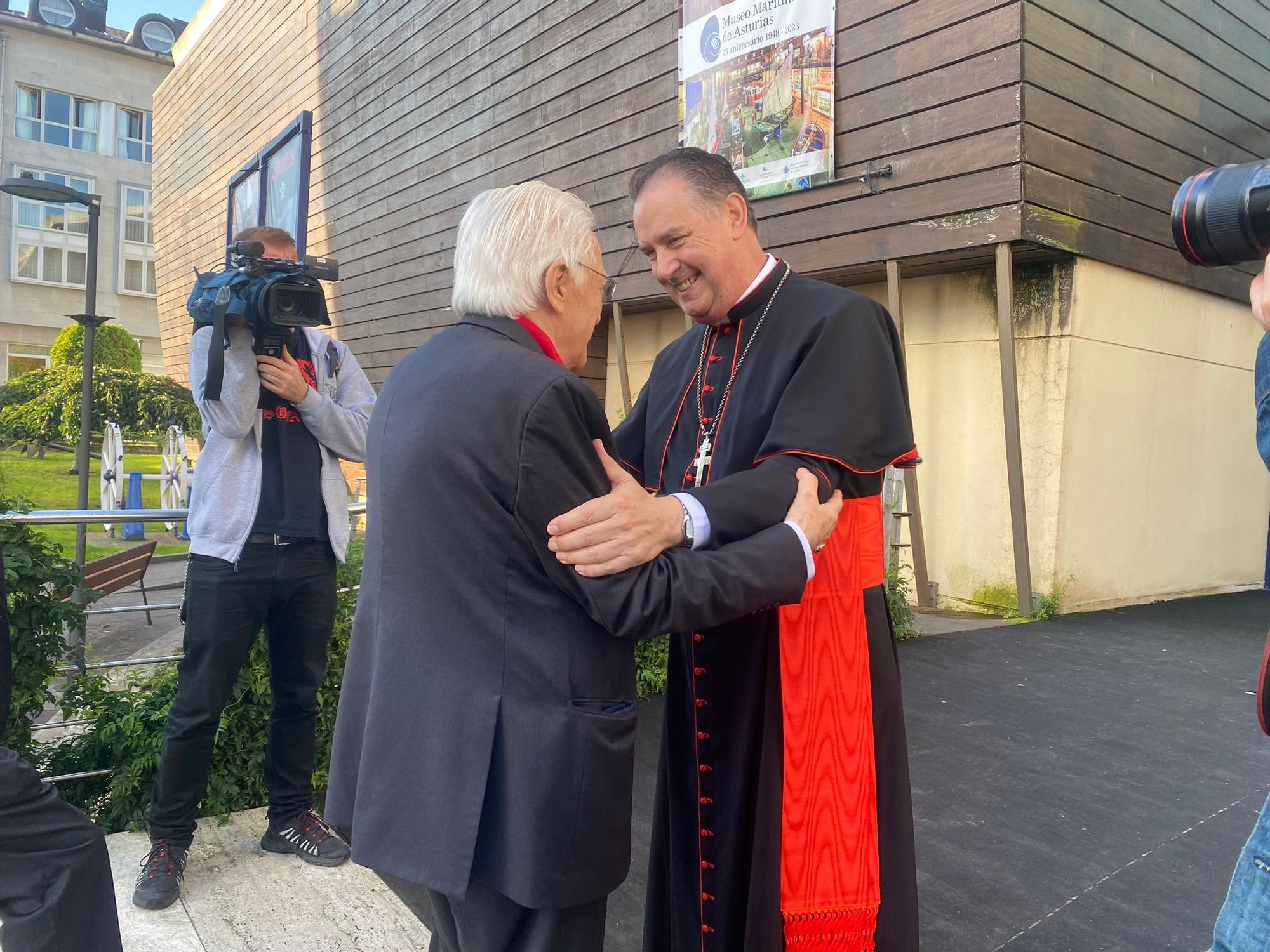 El cardenal Ángel  Fernández Artime recibe el título de Hijo Predilecto de Asturias en Luanco (Gozón)