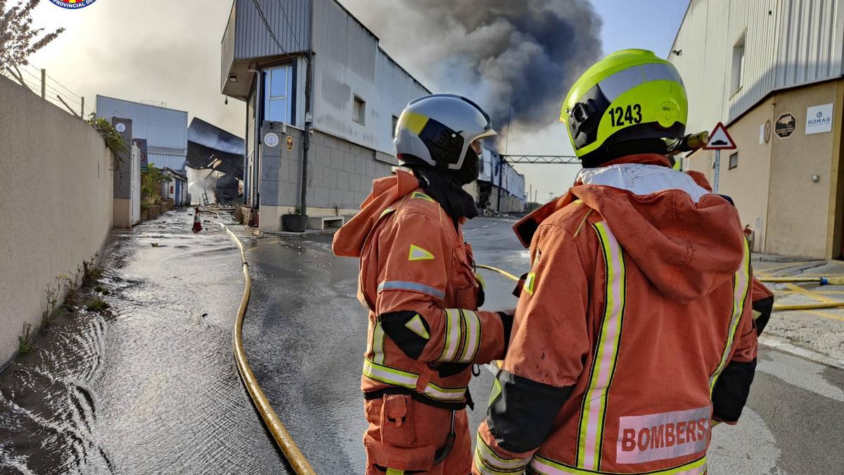 Dos bomberos en una actuación en Nàquera.